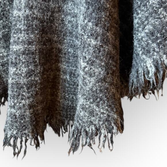 Vintage Weave of The Irish Gray Plaid Wool Cape Wrap Shawl w/Fringe One Size - Picture 6 of 11